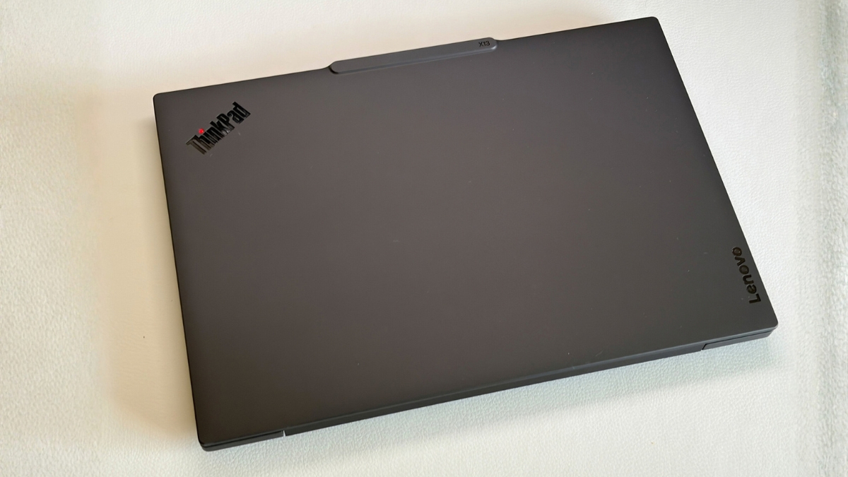Lenovo ThinkPad X13 Gen 7 AMD vs T14s Gen 6: chọn laptop kinh doanh nào?
