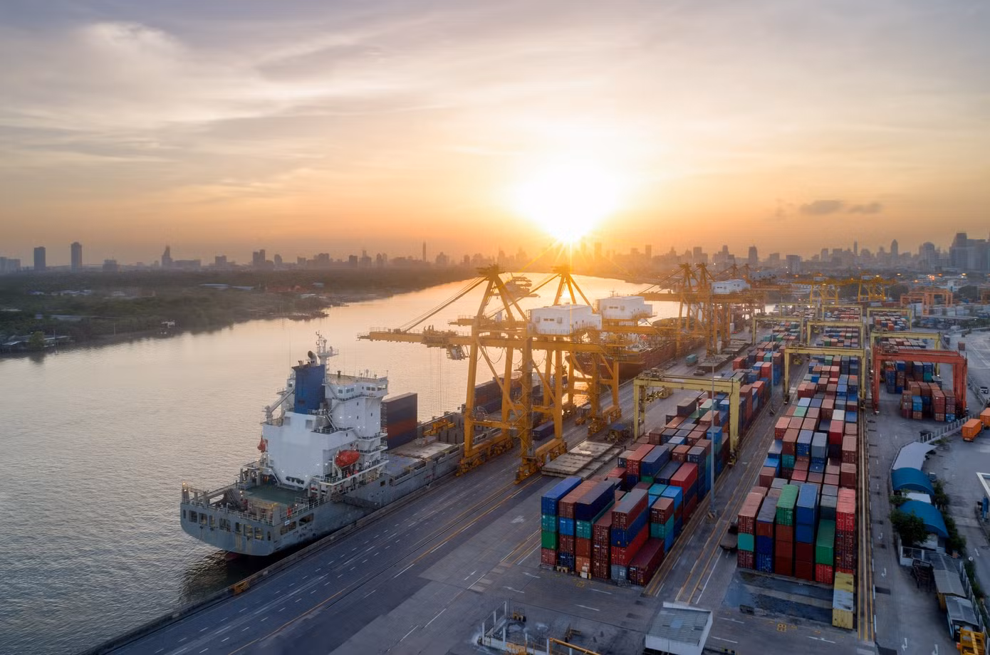 Việt Nam dẫn đầu tăng trưởng ASEAN: Lợi thế nào giữ được khoảng cách?