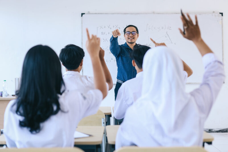 Lebih 3,500 Guru Simpanan Dilantik Tetap: Strategi KPM Tangani Kekosongan