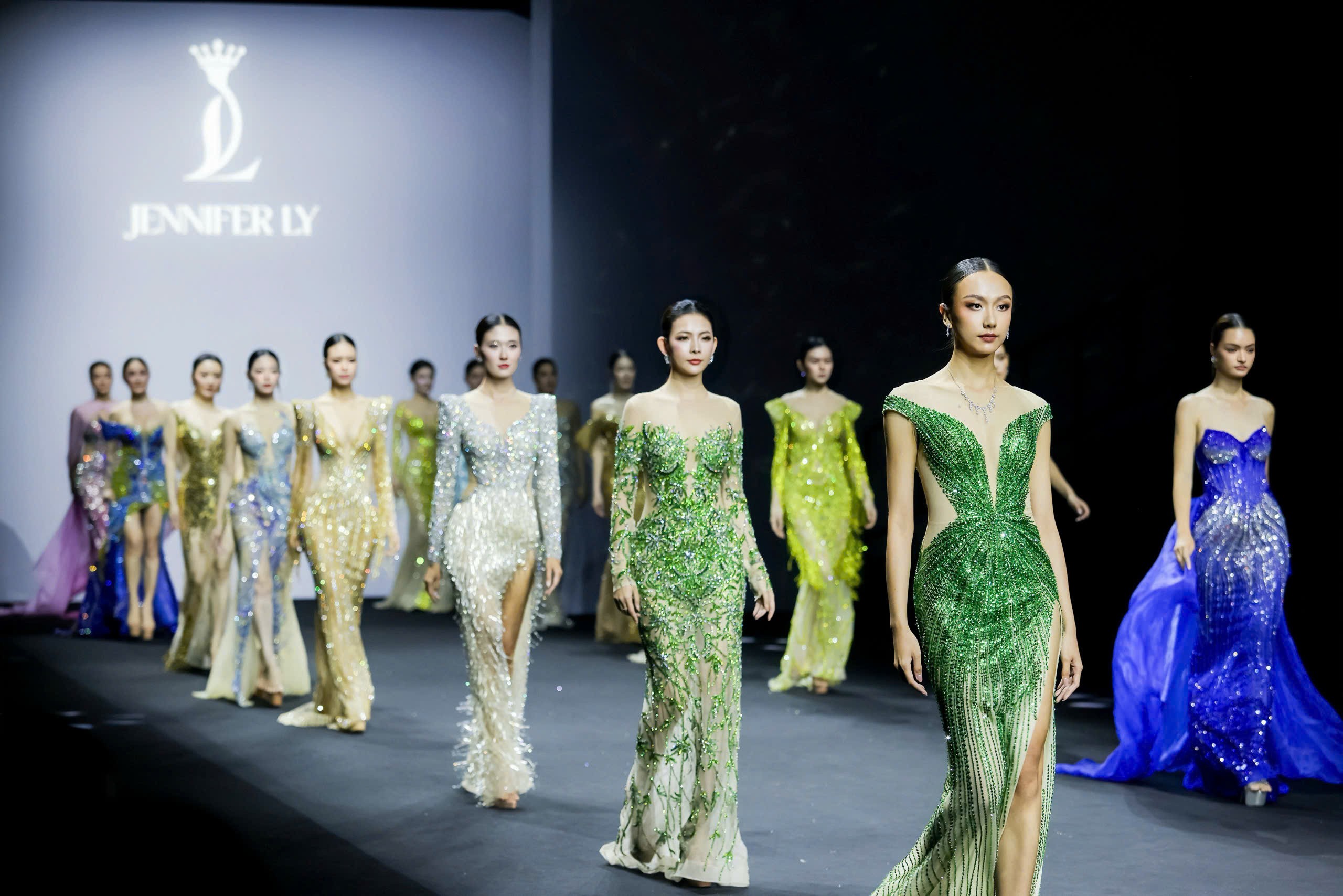 Jennifer Ly Couture và bản tuyên ngôn Nữ Hoàng Bóng Đêm tại Shanghai Fashion Week