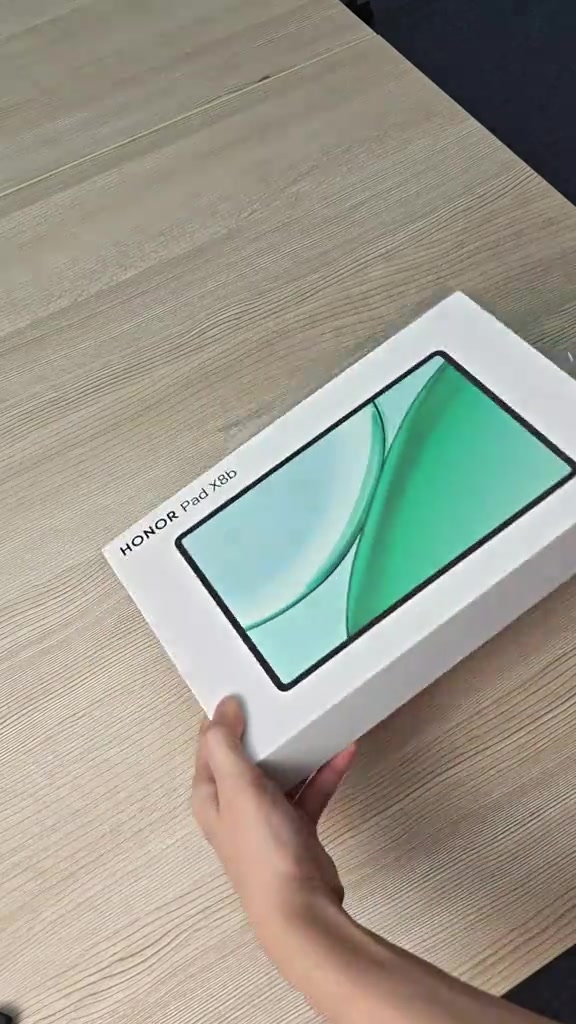 Kotak putih HONOR Pad X8b di atas meja kayu