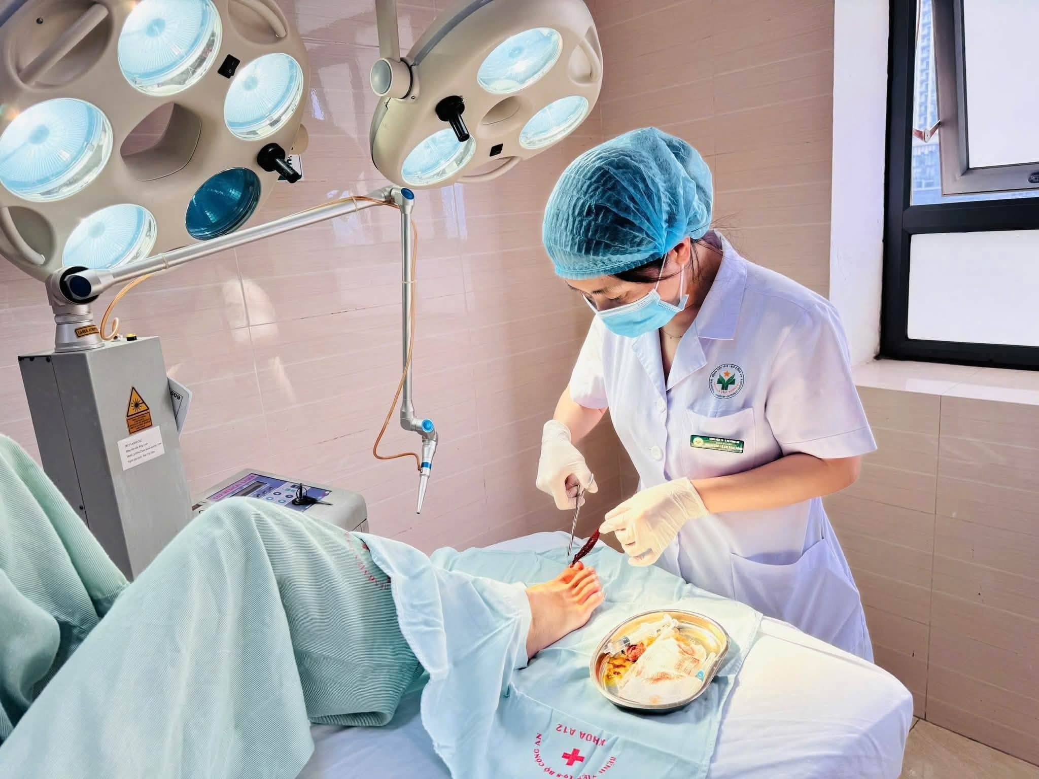 Móng chân chọc thịt: Đừng để thói quen lấy khóe sai cách dẫn tới phẫu thuật
