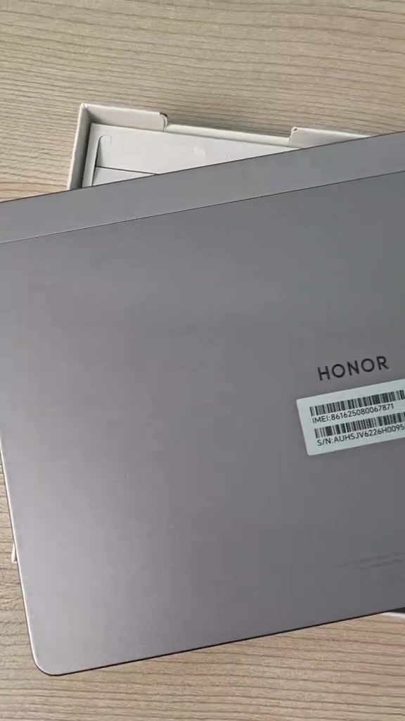 Belakang HONOR Pad X8b warna kelabu dengan pelekat IMEI dan nombor siri