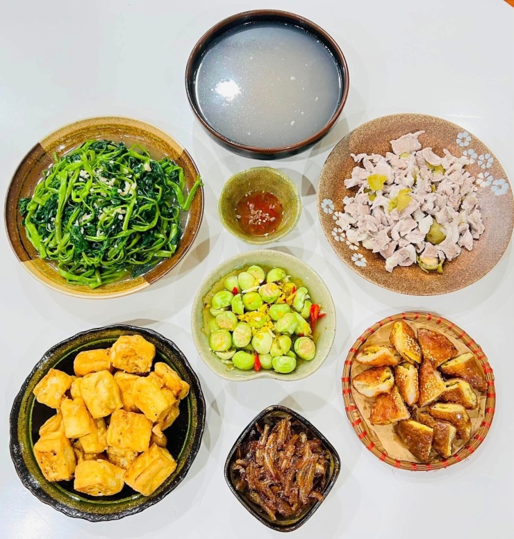 Mâm cơm gia đình Hà Nội: Khi bàn ăn trở thành câu chuyện tình thân