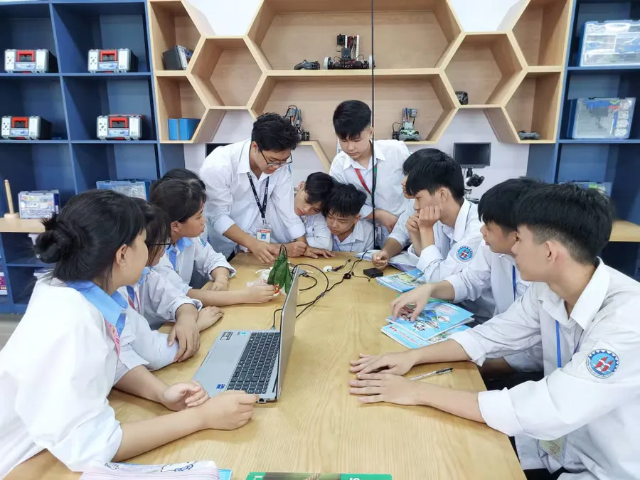 Robotics và STEM mở cửa học tập cho trẻ em vùng khó khăn