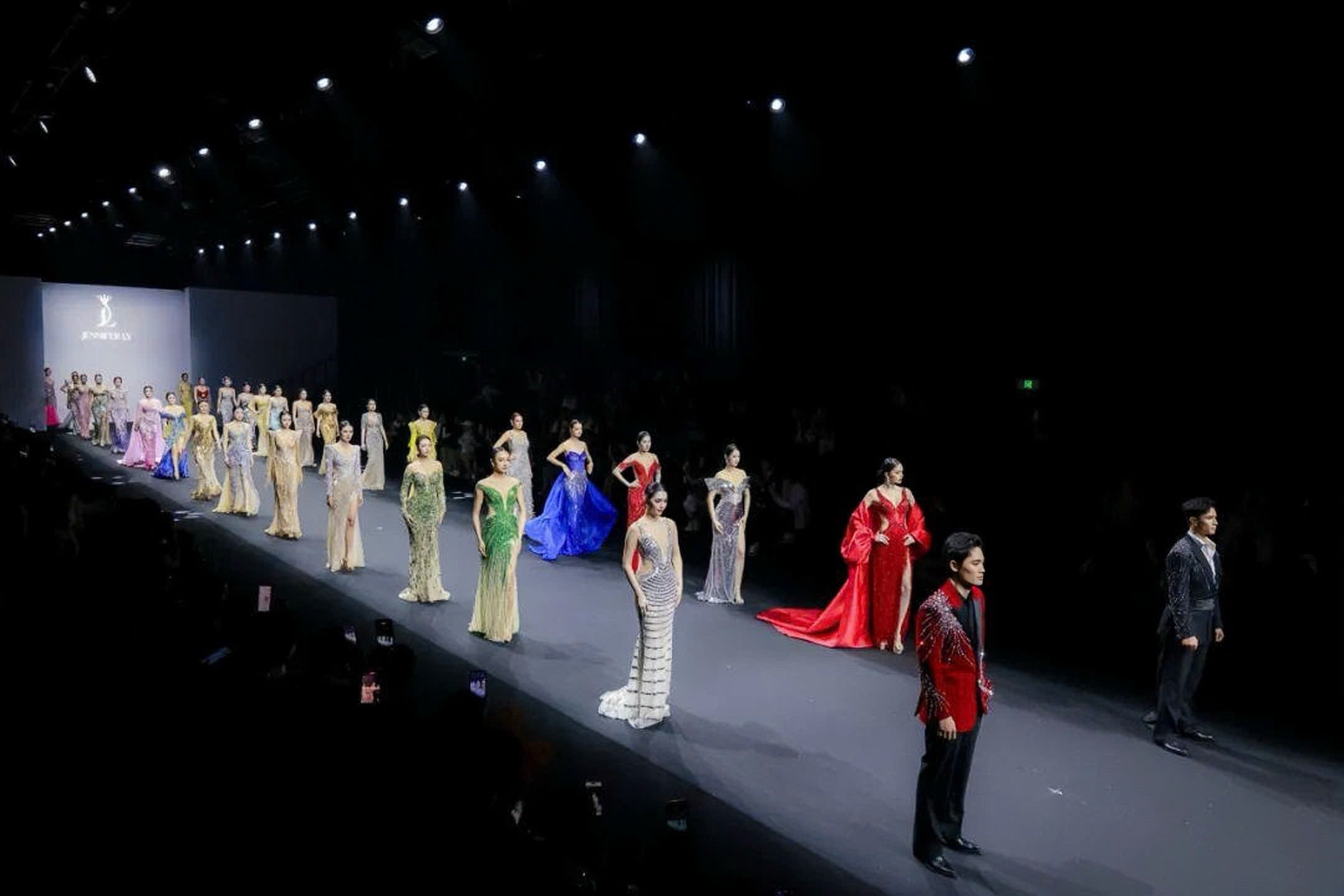 Jennifer Ly Couture và bản tuyên ngôn Nữ Hoàng Bóng Đêm tại Shanghai Fashion Week
