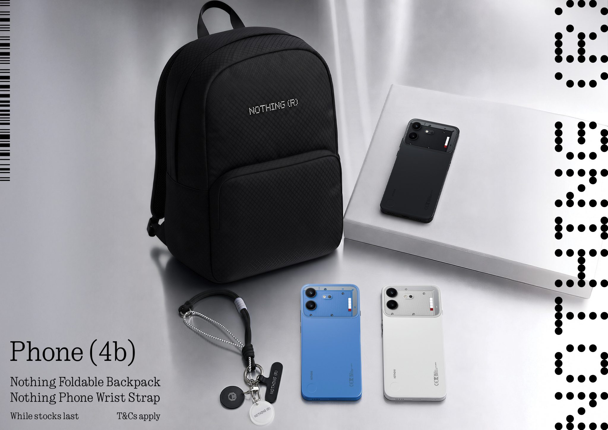 Hadiah promo Nothing Phone (4b): beg galas Nothing Foldable Backpack, wrist strap dan dua unit warna biru serta putih