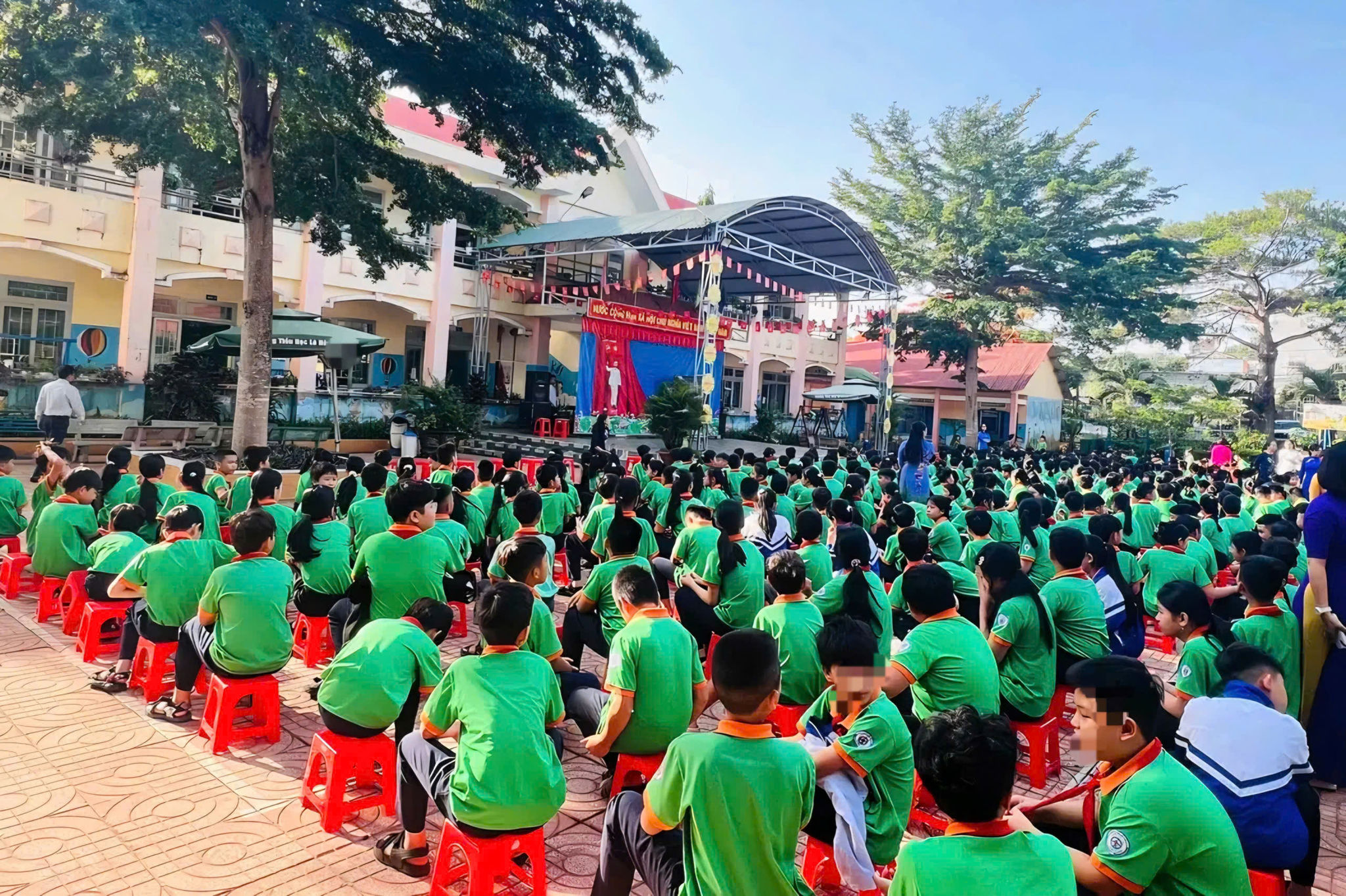 Đường dây nóng phản ánh lạm thu và dạy thêm sai quy định: Phụ huynh cần làm gì?