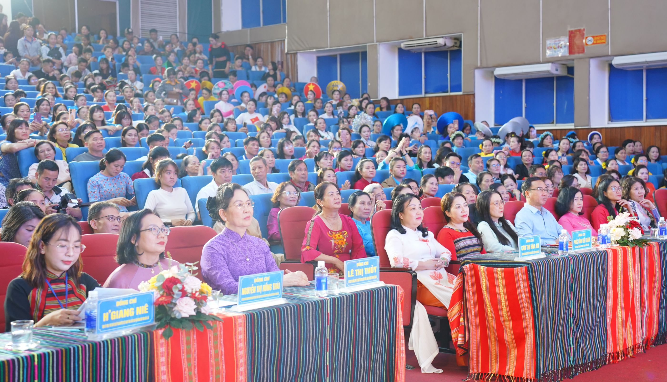 Đêm hội Áo dài và Trang phục dân tộc Đắk Lắk: khi phụ nữ nông dân bước lên sàn diễn dân tộc