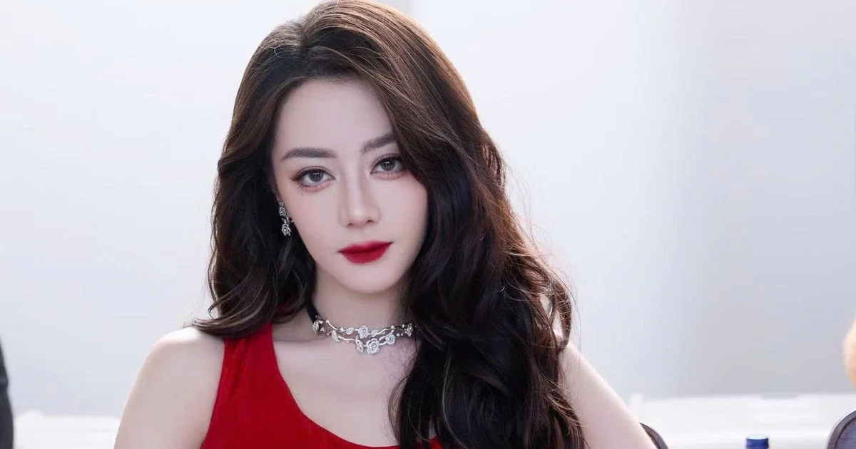 Từ người mẫu đến đại sứ Dior: hành trình thời trang của Địch Lệ Nhiệt Ba