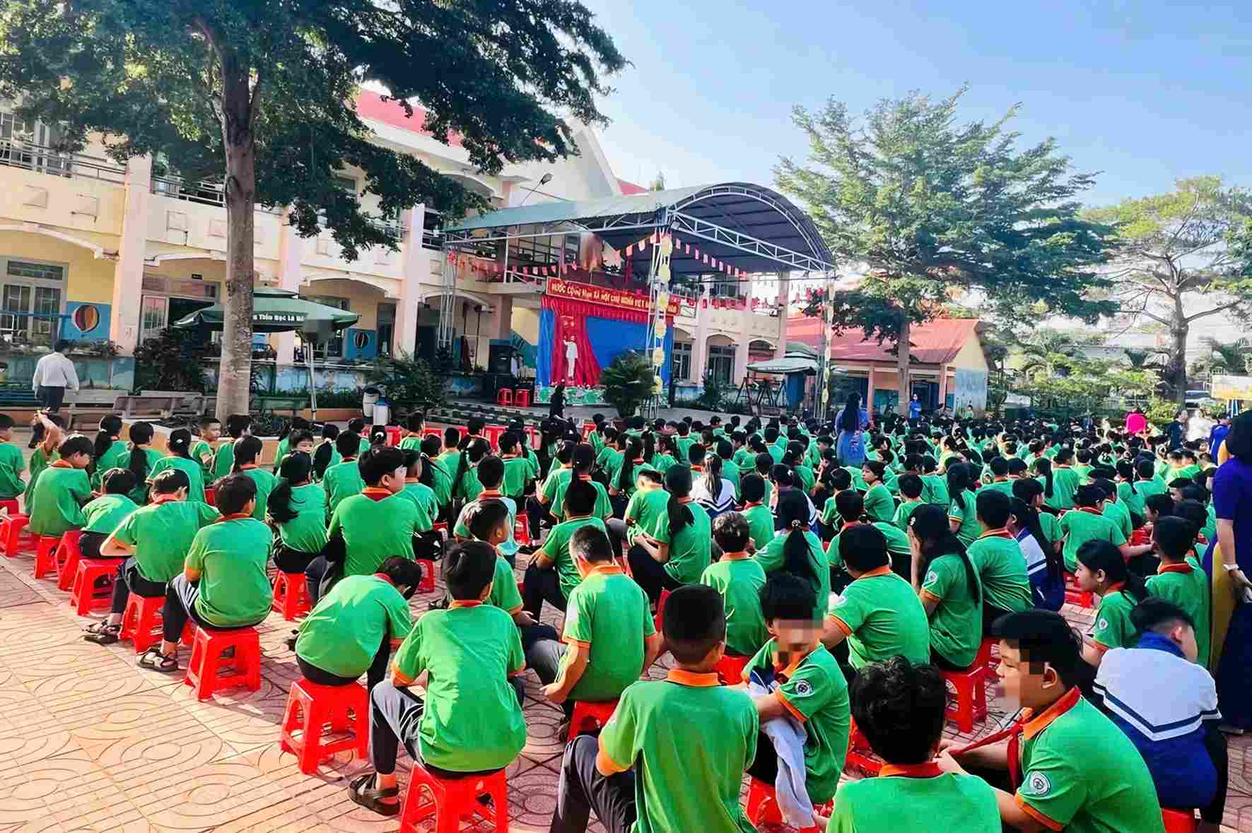 Đường dây nóng giáo dục: Cơ hội chấn chỉnh dạy thêm và các khoản thu trái phép