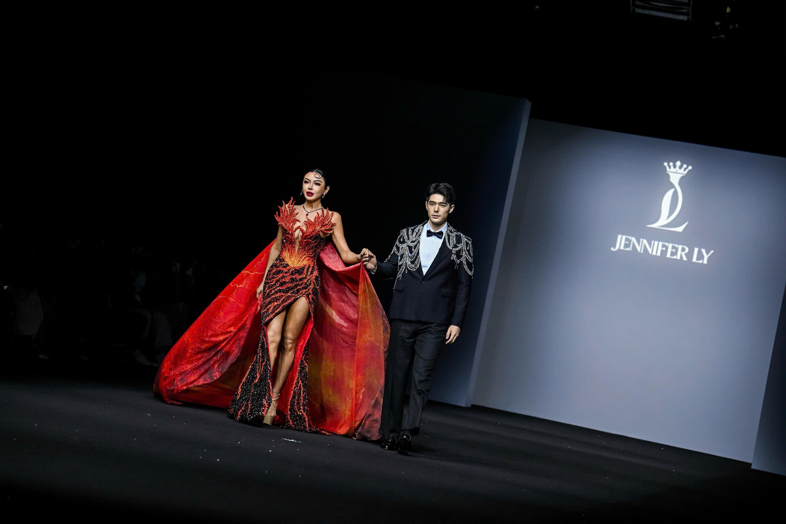 Jennifer Ly Couture và bản tuyên ngôn Nữ Hoàng Bóng Đêm tại Shanghai Fashion Week