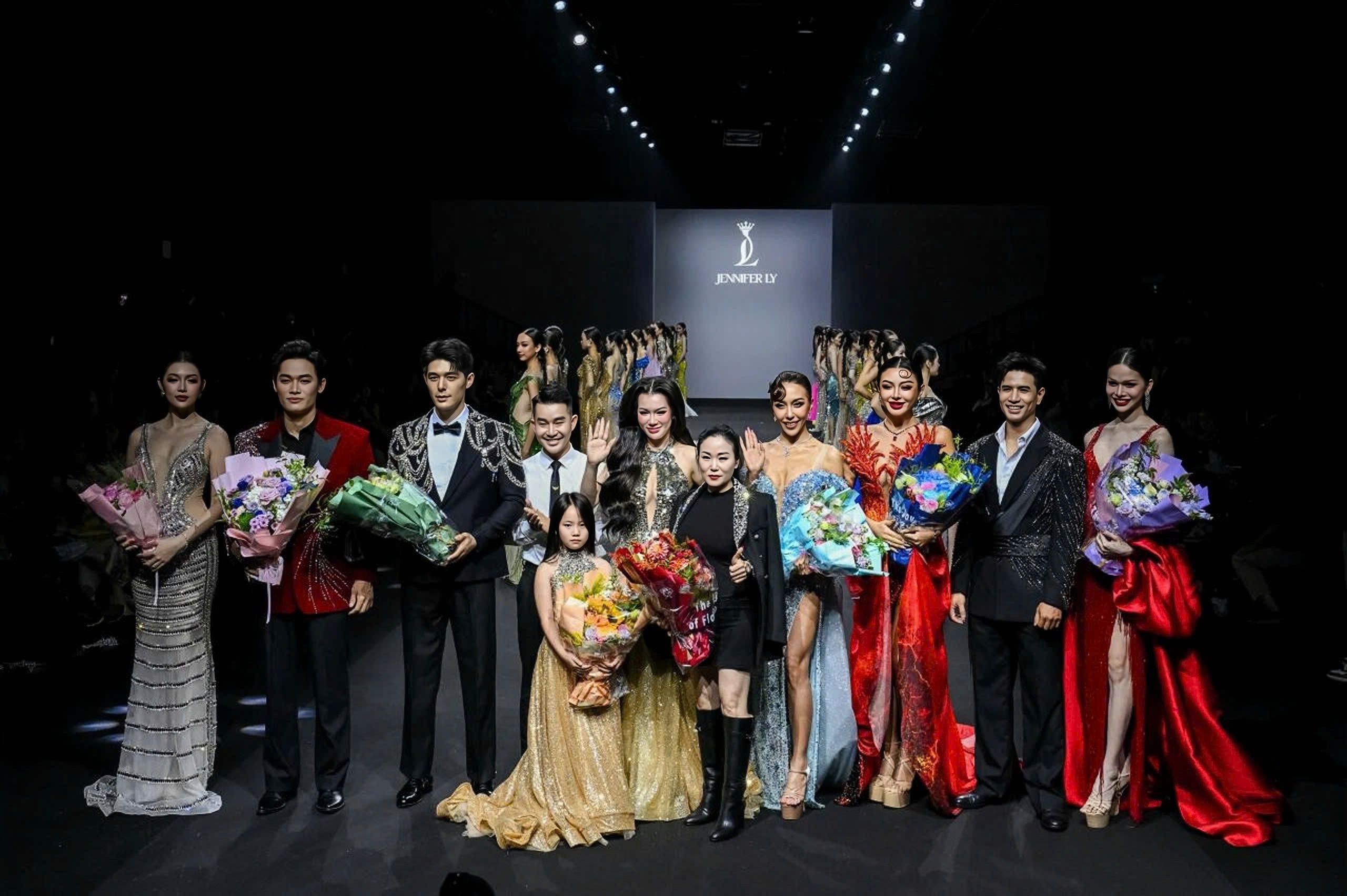 Jennifer Ly Couture và bản tuyên ngôn Nữ Hoàng Bóng Đêm tại Shanghai Fashion Week