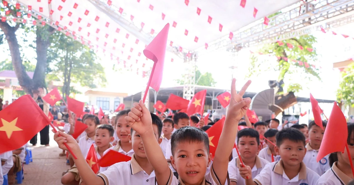 Đường dây nóng phản ánh lạm thu và dạy thêm sai quy định: Phụ huynh cần làm gì?