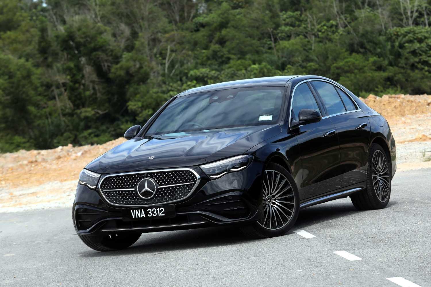 Mercedes E 350e PHEV: sedan hạng sang tiết kiệm xăng hơn xe máy?
