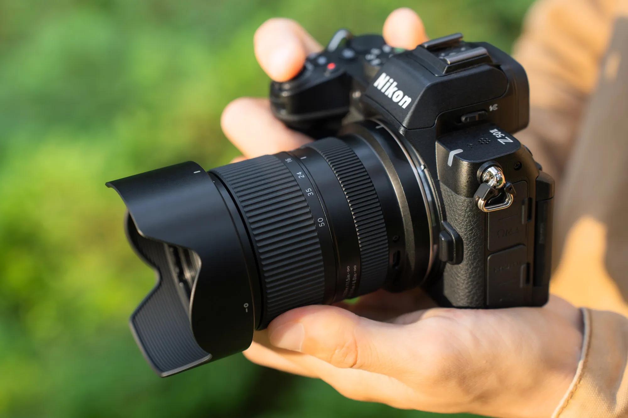 Tamron 16-50mm f/2.8 vs Thypoch Voyager 24-50mm f/2.8: Ống kính zoom APS-C nào đáng mua hơn?