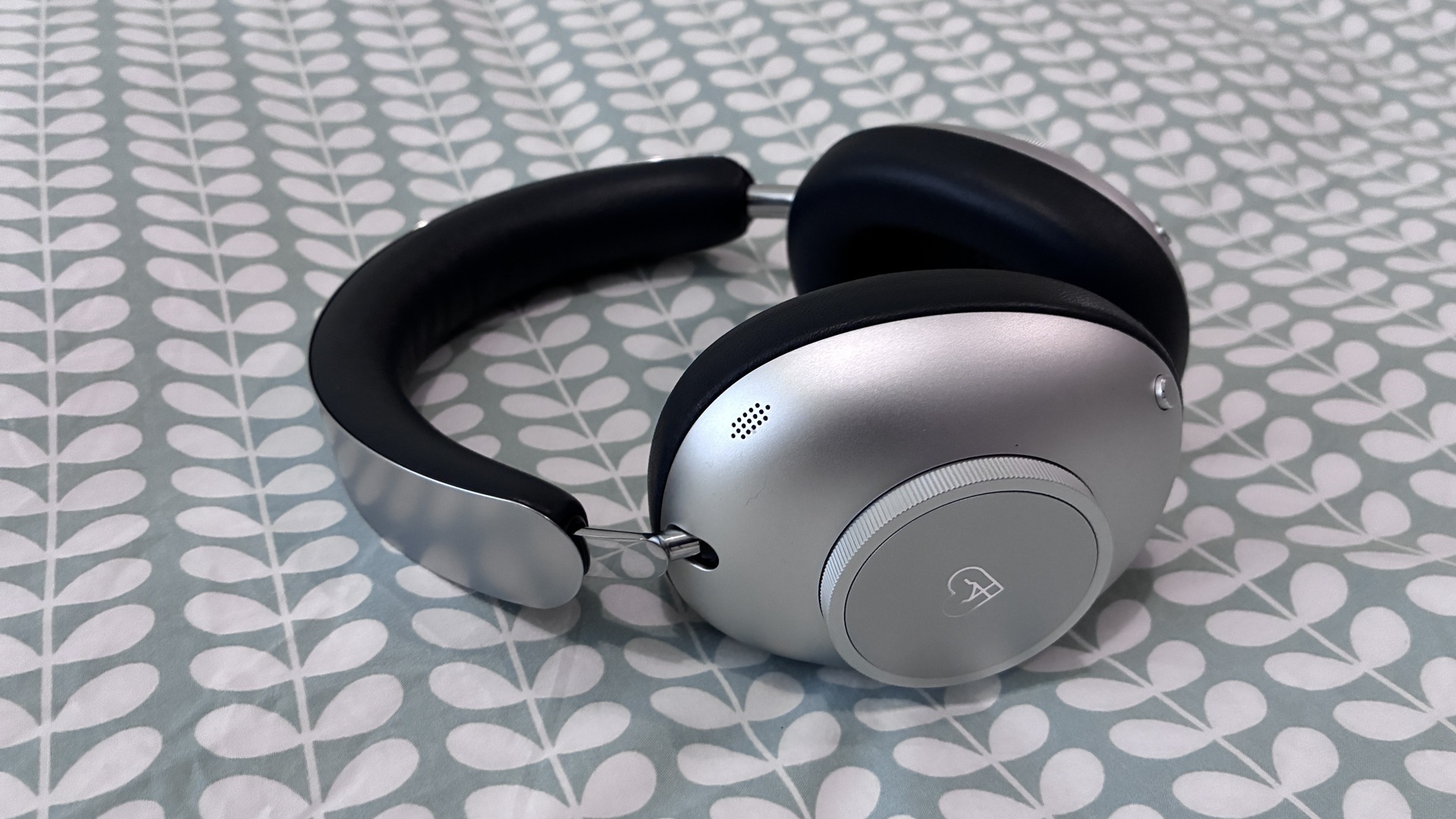 Technics EAH-A1000 vs Loewe Leo: Cuộc đối đầu tai nghe over-ear cao cấp