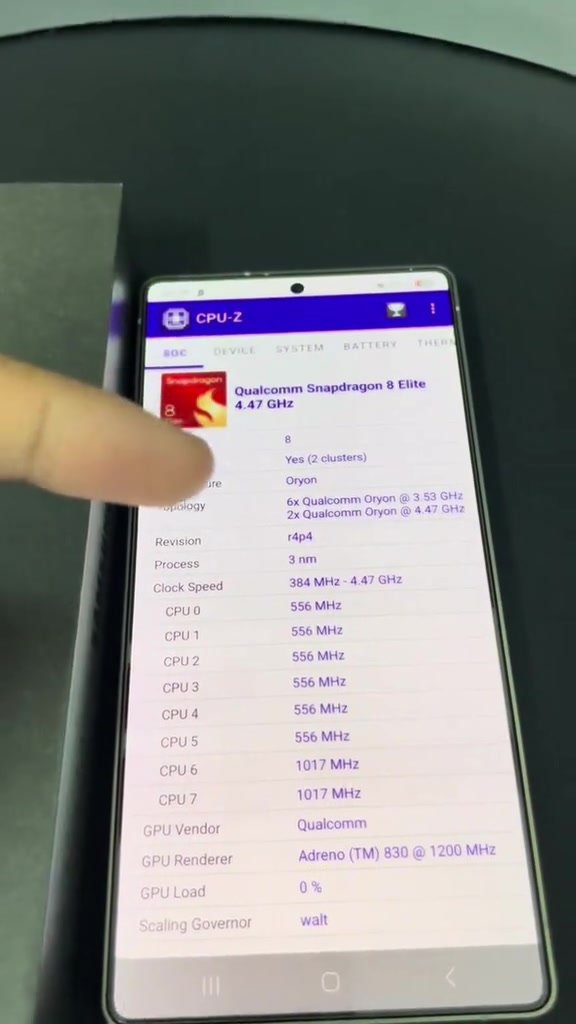 Skrin phone menunjukkan aplikasi CPU-Z dengan bacaan chipset Qualcomm Snapdragon 8 Elite sebagai contoh semakan spec sebenar