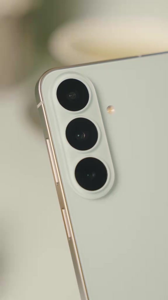 Tutup modul tiga kamera Galaxy S26 FE warna cerah dilihat dekat