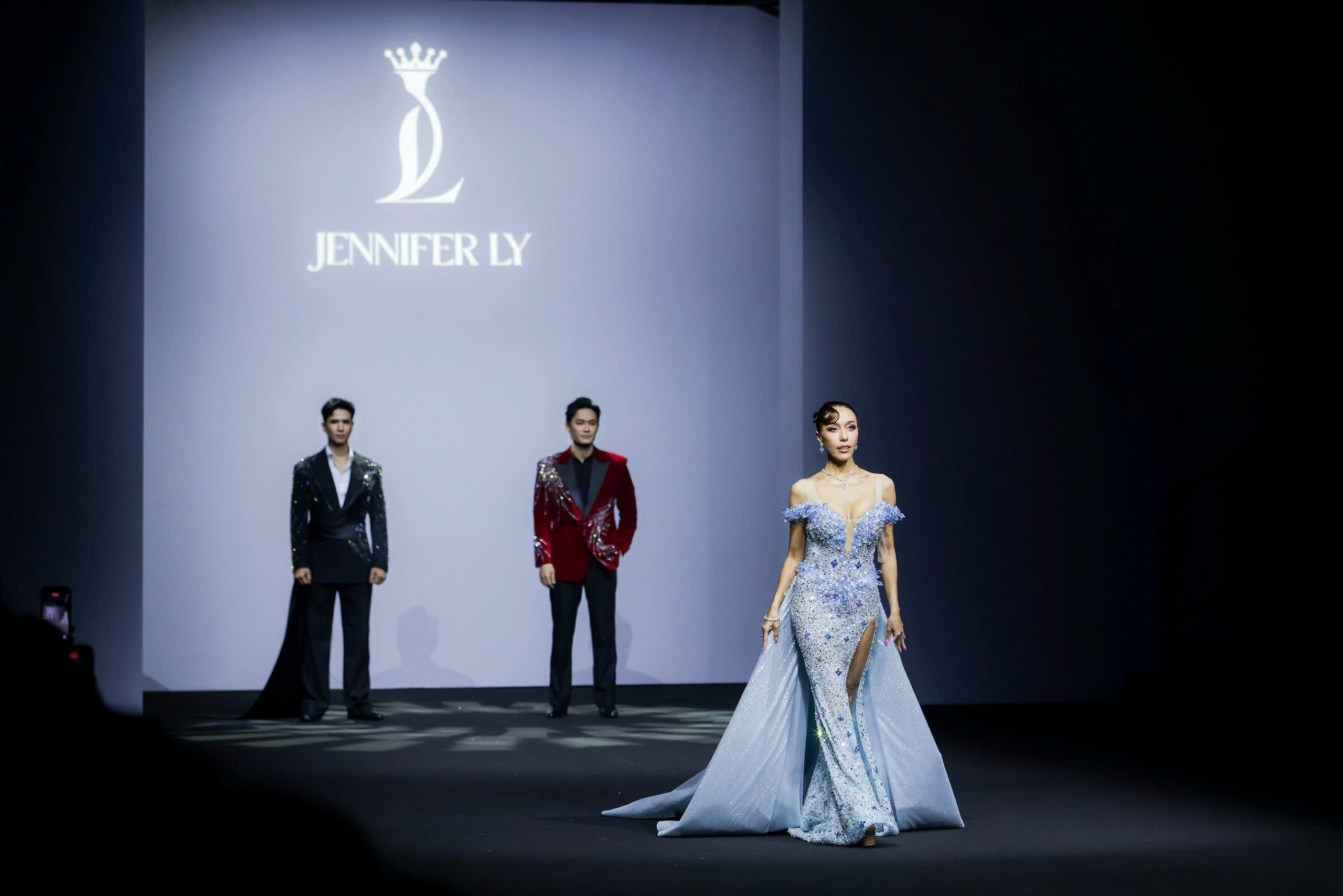 Jennifer Ly Couture và bản tuyên ngôn Nữ Hoàng Bóng Đêm tại Shanghai Fashion Week