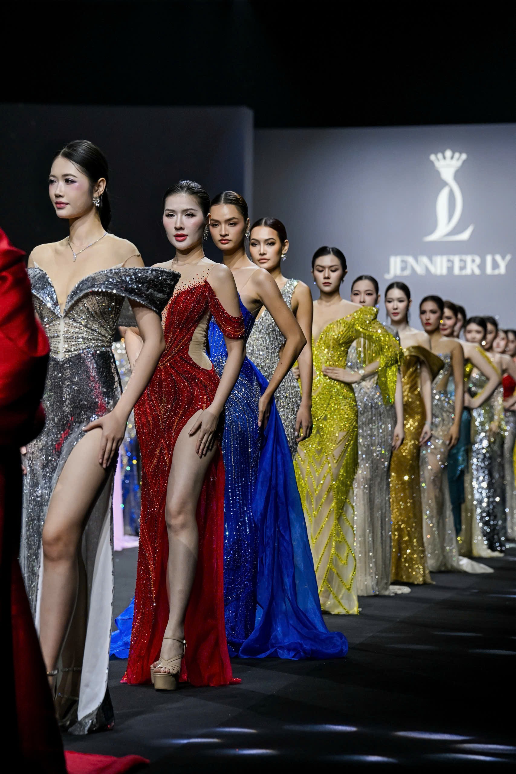 Jennifer Ly Couture và bản tuyên ngôn Nữ Hoàng Bóng Đêm tại Shanghai Fashion Week
