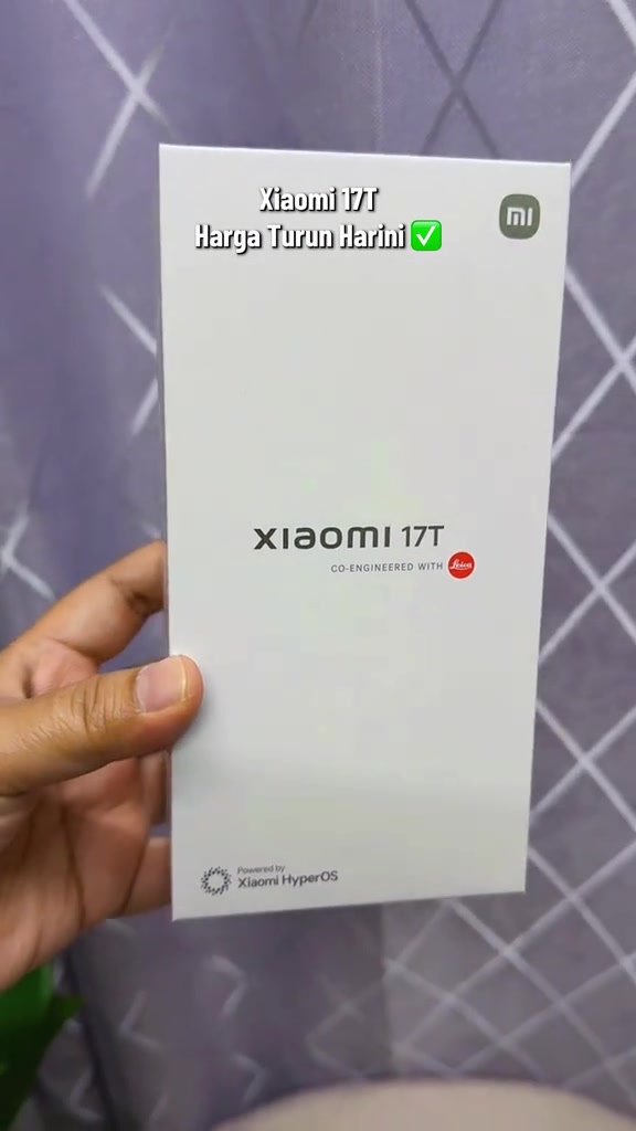 Kotak putih Xiaomi 17T dengan logo Leica dipegang satu tangan, dari video penjual tempatan bertajuk harga turun
