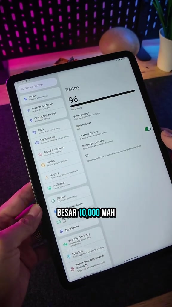 Skrin tetapan NEXAL Pad dipegang dengan tangan menunjukkan bateri 96% dan storan sekitar 227GB bebas