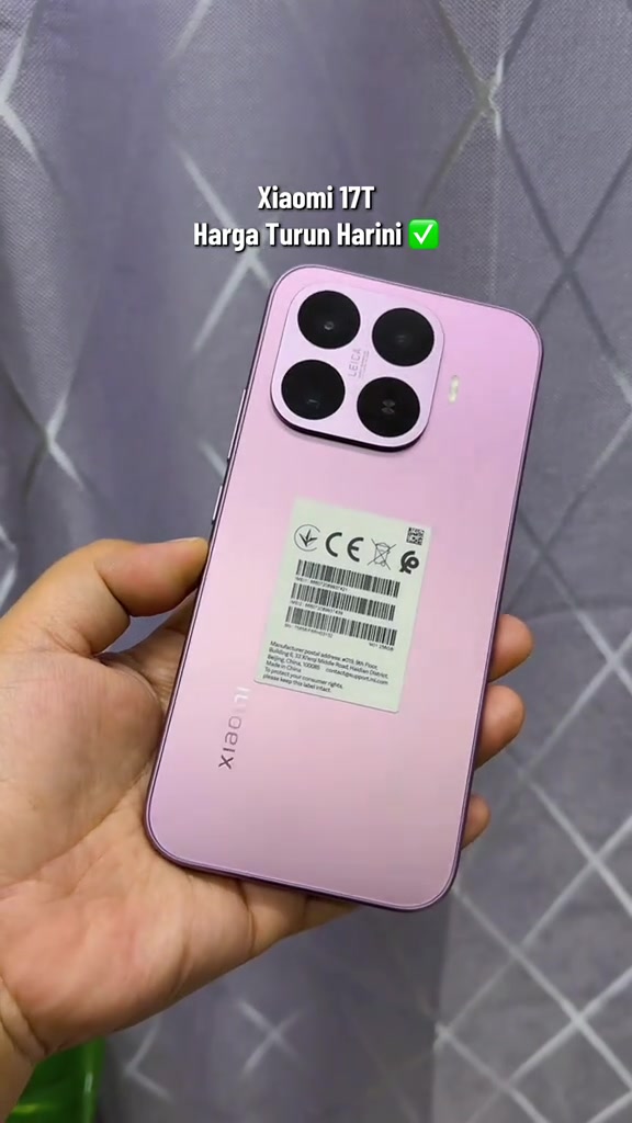 Xiaomi 17T warna merah jambu dipegang pada tapak tangan menunjukkan belakang phone dengan modul empat kamera Leica