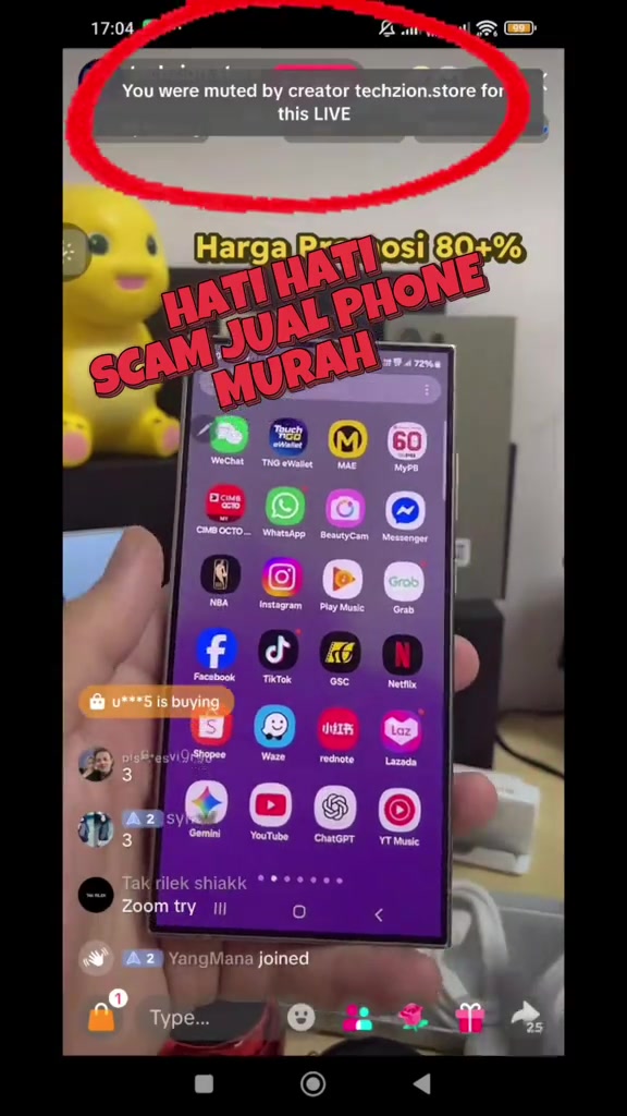 Tangkapan skrin siaran langsung kedai phone dengan notifikasi pembeli dibisukan oleh penjual selepas minta tengok zoom kamera