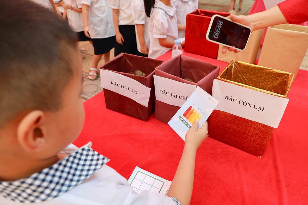 Học sinh tiểu học khám phá sống xanh qua trò chơi và trải nghiệm