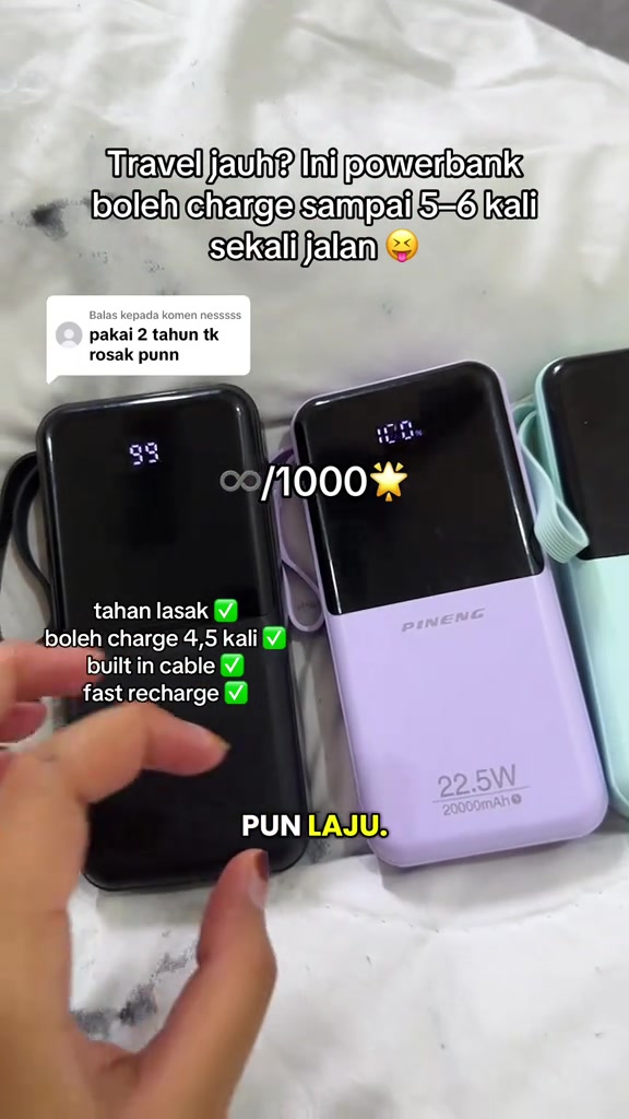 Dua unit power bank Pineng 22.5W 20000mAh dengan paparan digital peratus bateri
