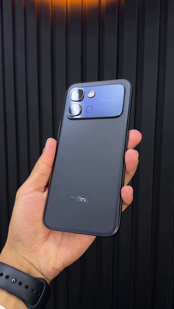 Bahagian belakang Infinix NOTE Edge warna hitam dengan modul kamera segi empat, dipegang dengan satu tangan