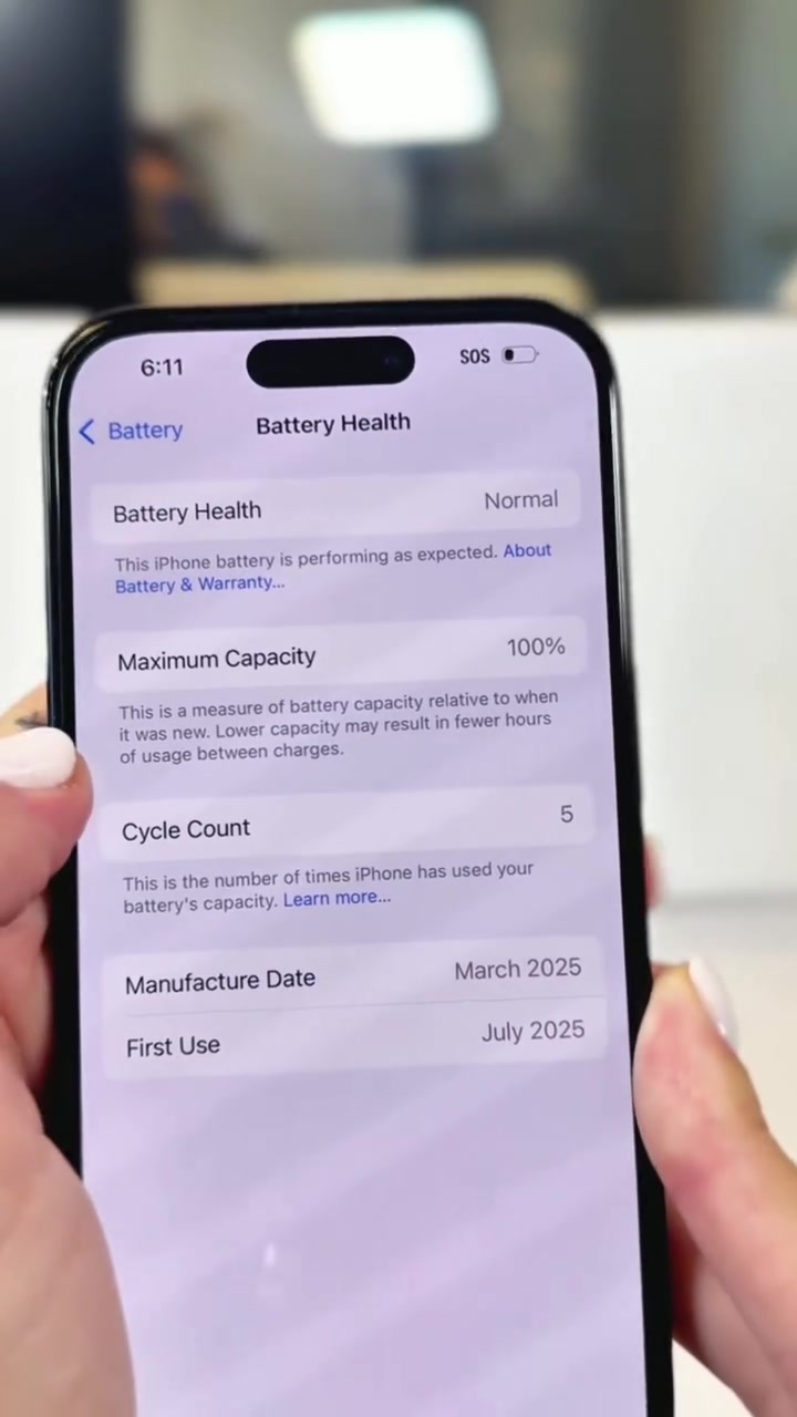 Skrin iPhone menunjukkan menu Battery Health dengan Maximum Capacity 100% dan Cycle Count 5