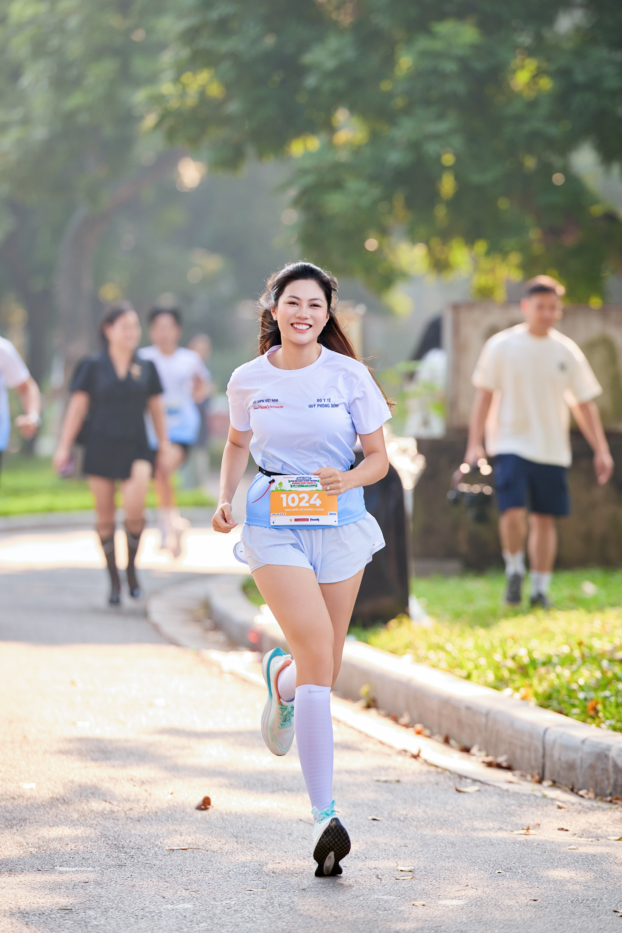 Từ sàn diễn đến đường chạy: sao chạy marathon truyền cảm hứng sống khỏe