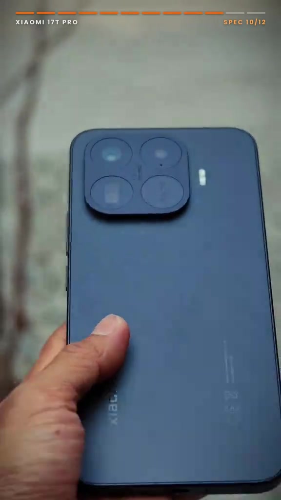 Bahagian belakang Xiaomi 17T Pro warna biru dengan modul empat kamera dipegang satu tangan