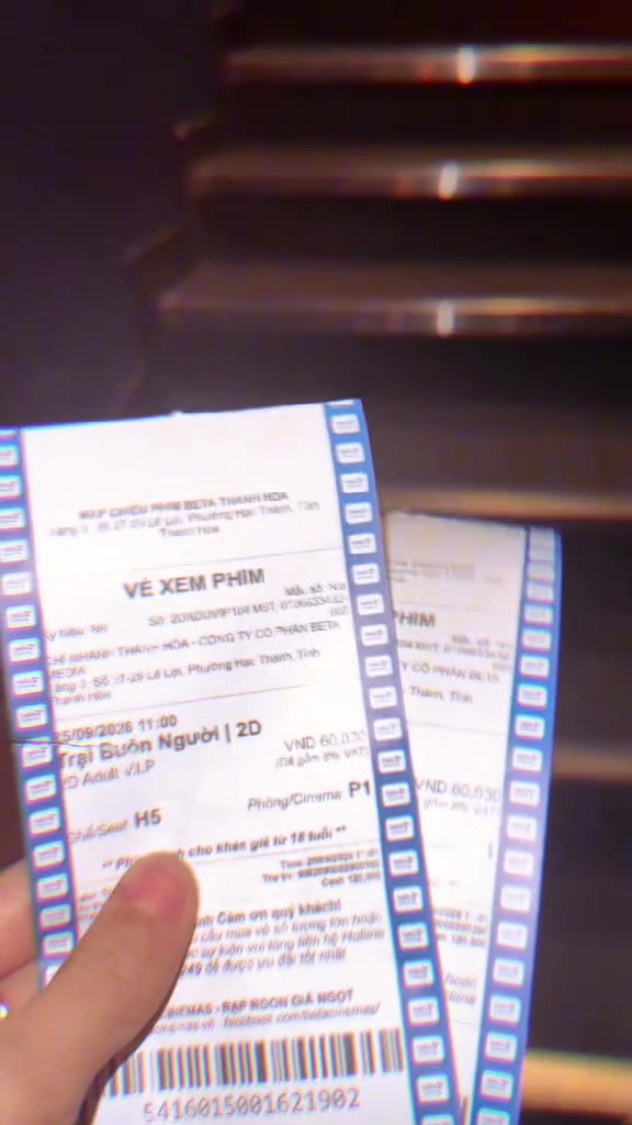 Hai vé giấy suất Trại Buôn Người 2D tại Beta Cinemas Thanh Hóa cầm trên tay, in giá 60.000 đồng, ghế H5, phòng P1