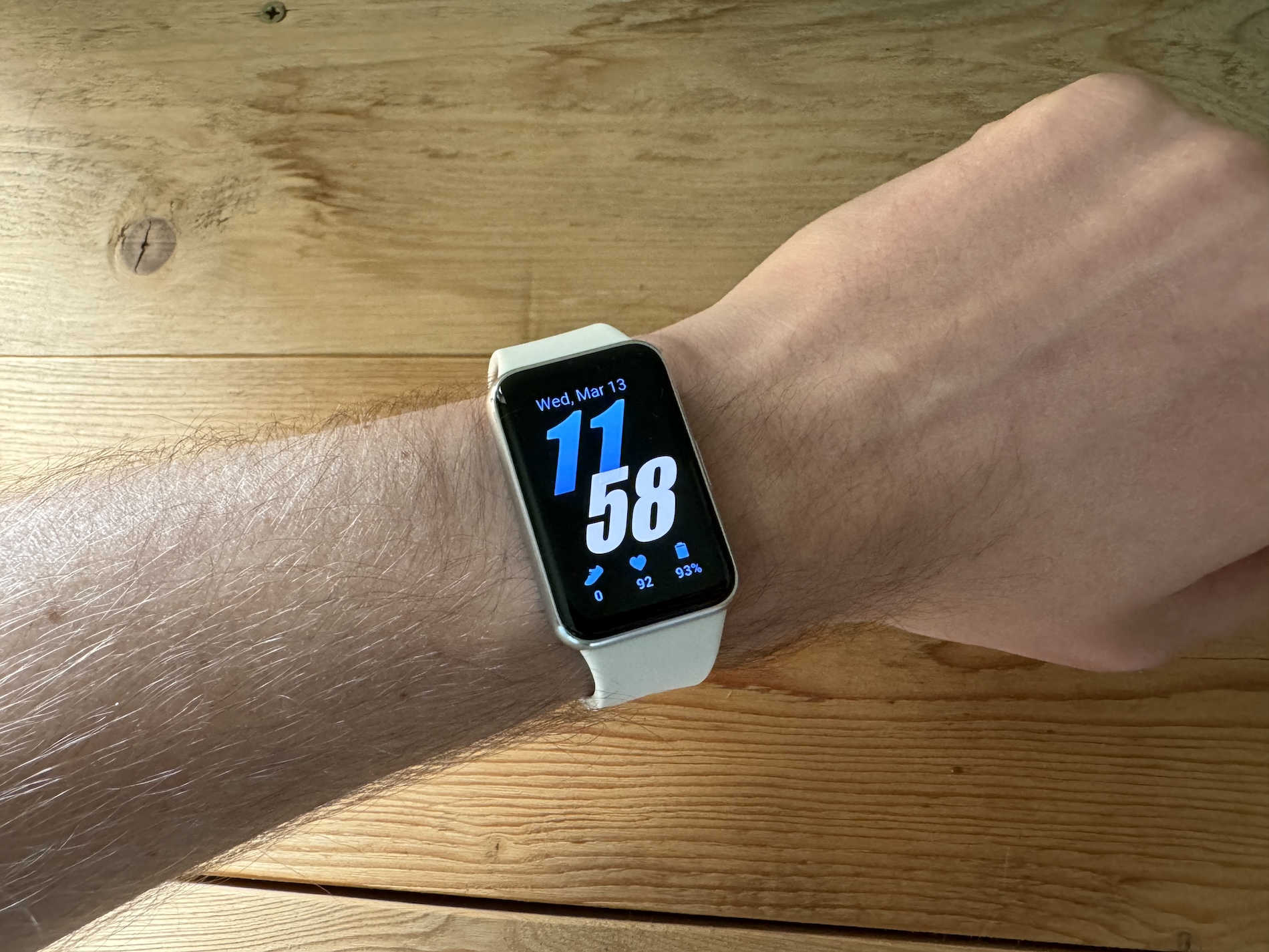Google Fitbit Edge vs Galaxy Fit3: chọn vòng đeo thông minh nào?