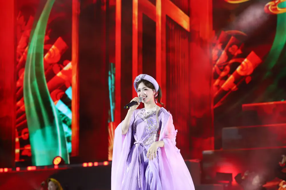 Hòa Minzy và Erik bùng nổ tại đêm nhạc thanh niên kỷ niệm 70 năm