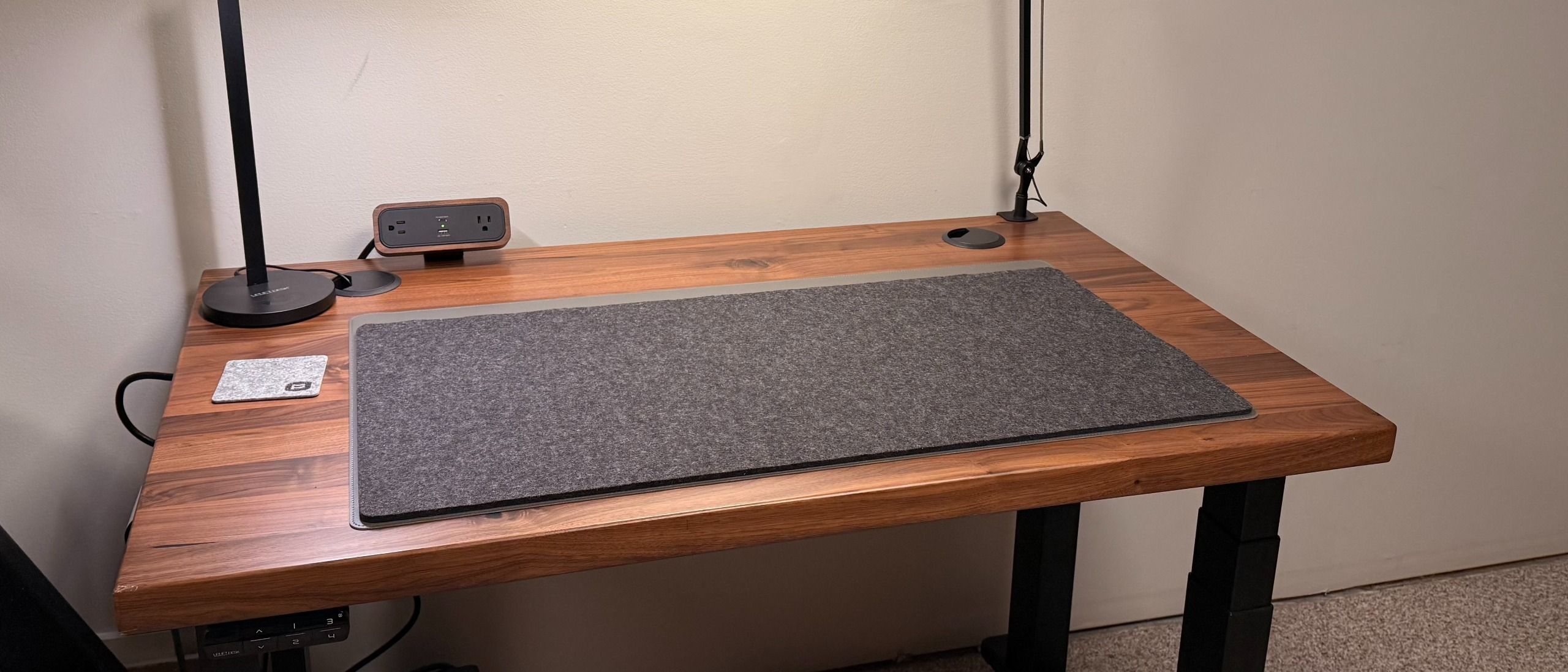 So sánh bàn điều chỉnh chiều cao Uplift, FlexiSpot và Vari trong mùa khuyến mãi
