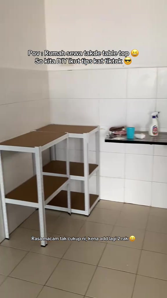 Rak besi putih bentuk L di penjuru dapur berjubin putih sebelah papan sisi sinki