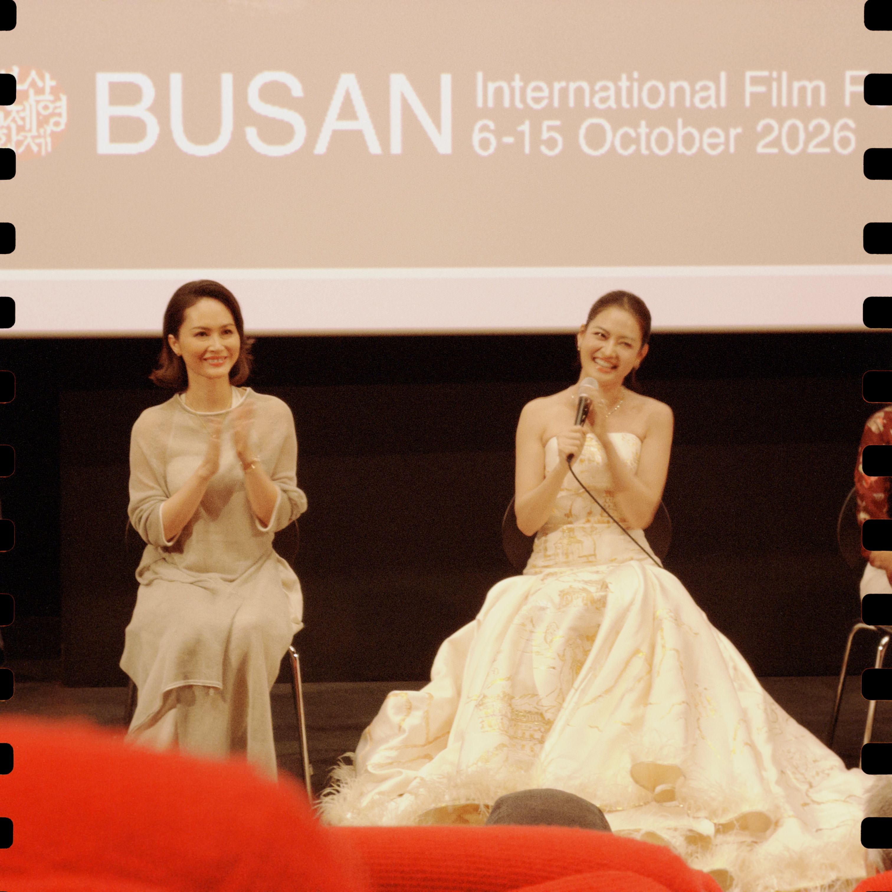 Thùy Anh bật khóc ở Busan: Khi ‘1982’ trở thành tấm gương soi lại chính mình