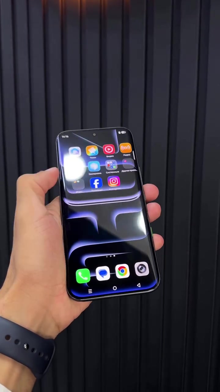 Skrin depan Infinix NOTE Edge menyala dengan ikon apps, dipegang dengan satu tangan