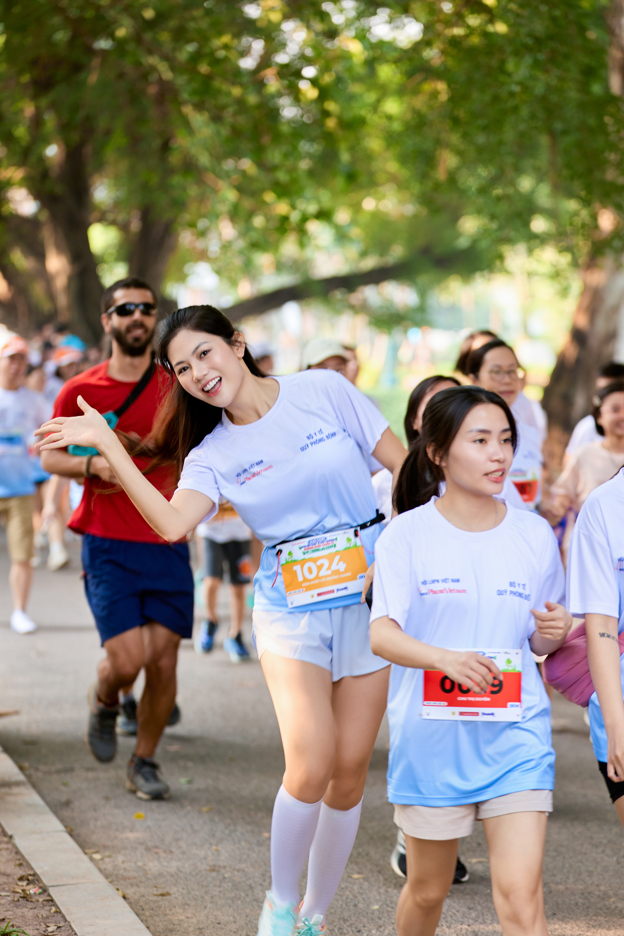 Từ sàn diễn đến đường chạy: sao chạy marathon truyền cảm hứng sống khỏe