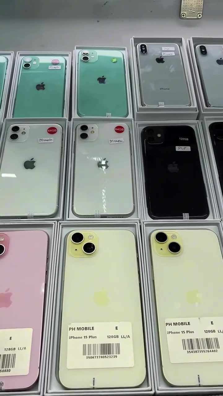 iPhone secondhand dalam kotak dengan label stok bercetak kod wilayah LL/A dan barcode di sebuah kedai