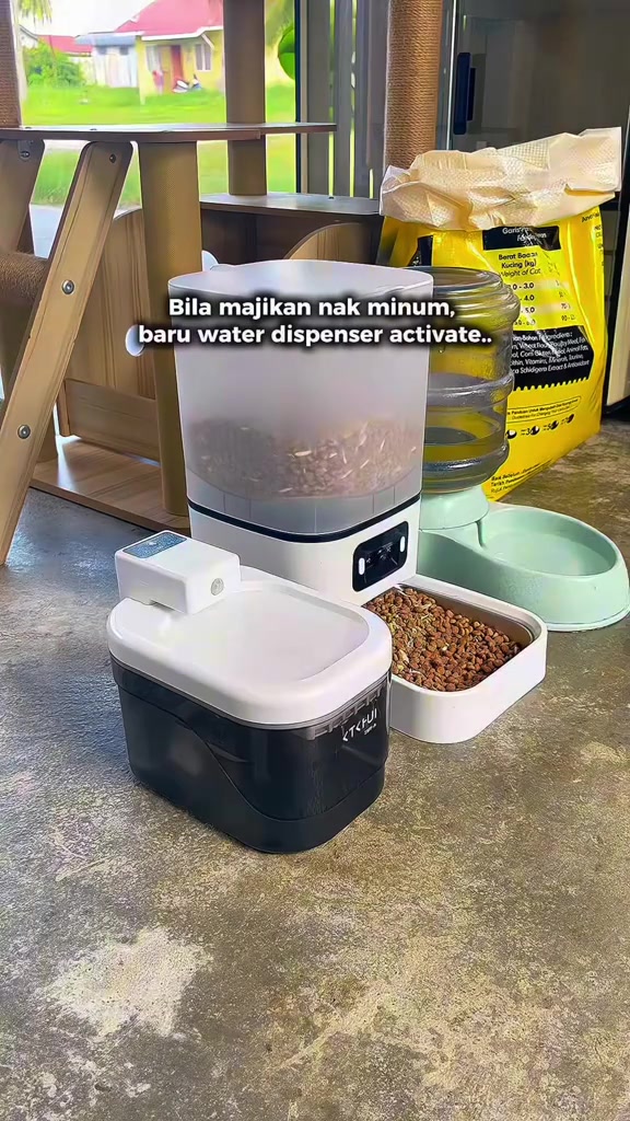 Water fountain tanpa wayar diletak di lantai sebelah bekas makanan kucing dan feeder automatik