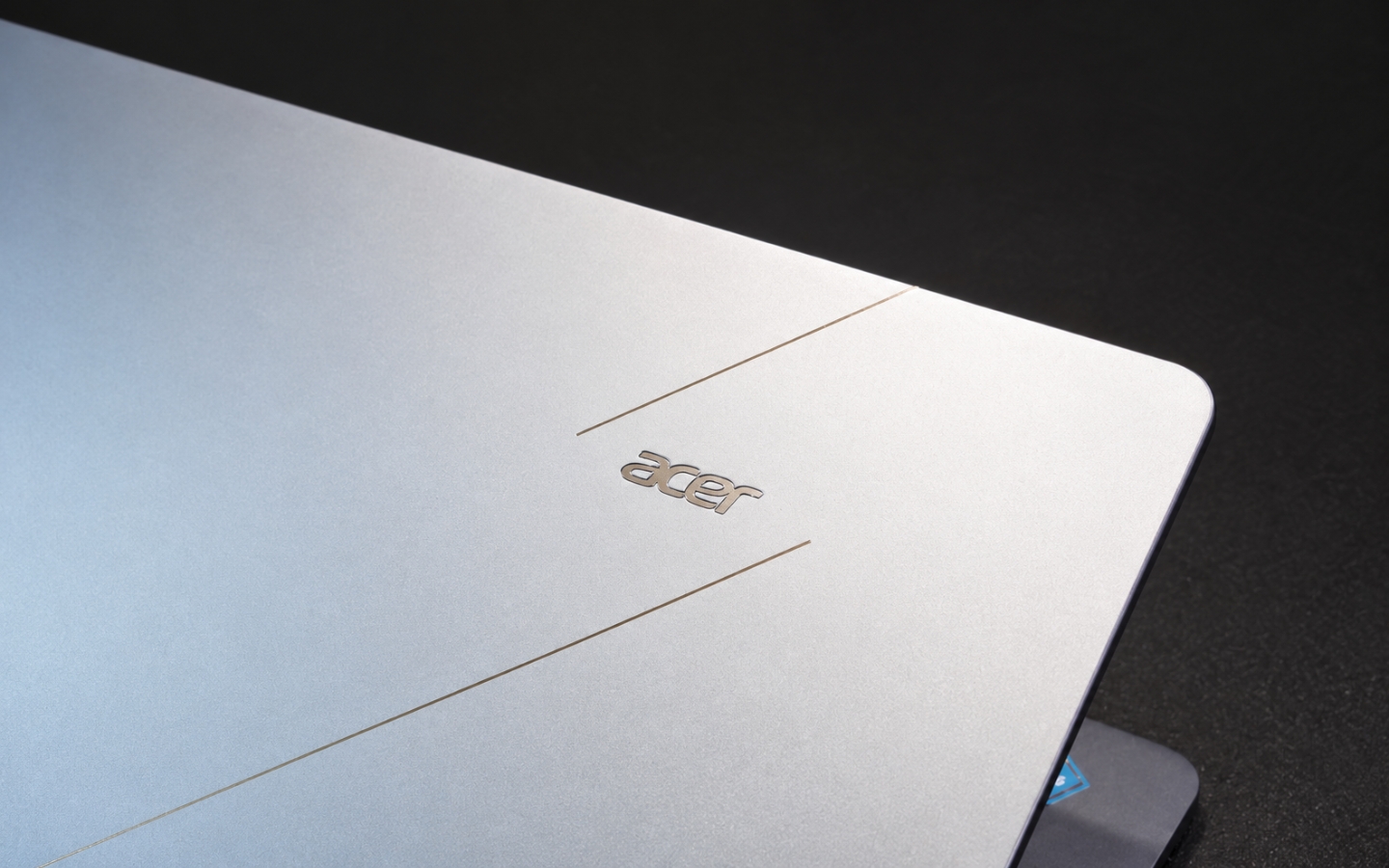 Acer Swift Air 14 vs ASUS VivoBook 14: chọn laptop sinh viên 14 inch nào?