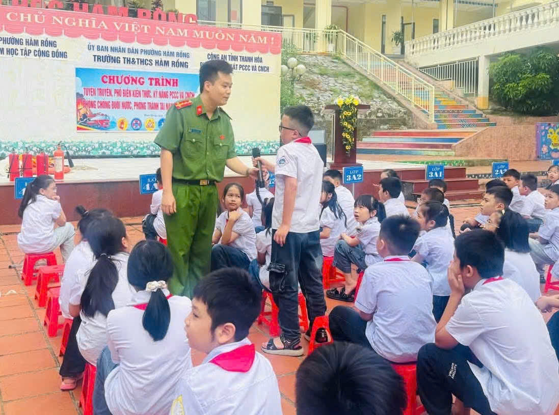Các trường vùng biên giới đưa kỹ năng PCCC và cứu nạn vào đời sống học đường