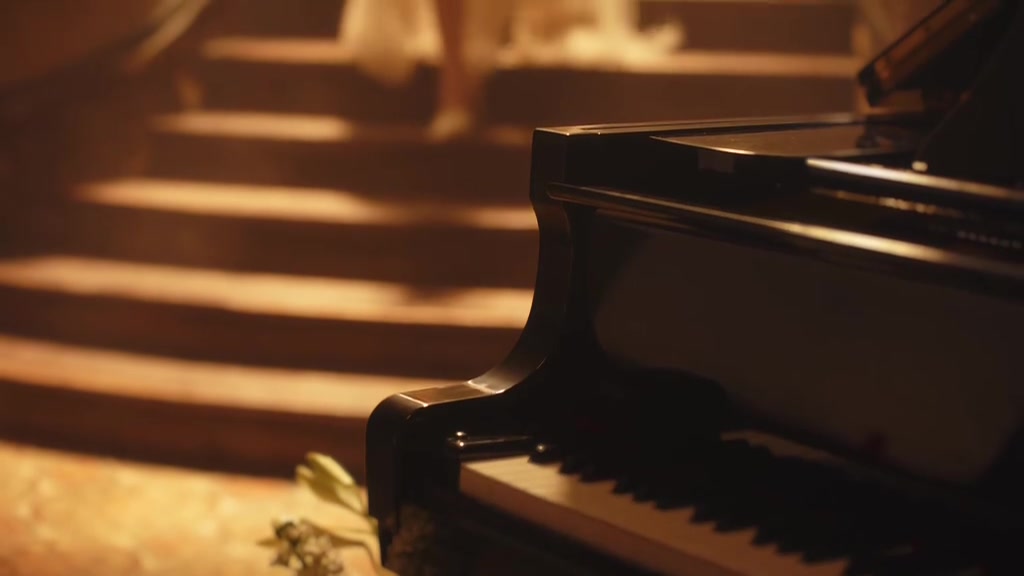 Cận cảnh đàn piano grand trong đại sảnh tiệc cưới của MV Trong Đôi Mắt Thiếu Nữ, phía sau là bậc thang