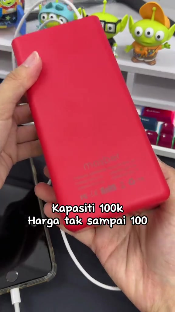 Belakang power bank merah dengan label kapasiti tercetak dipegang seller, berkapsyen kapasiti 100k harga tak sampai 100