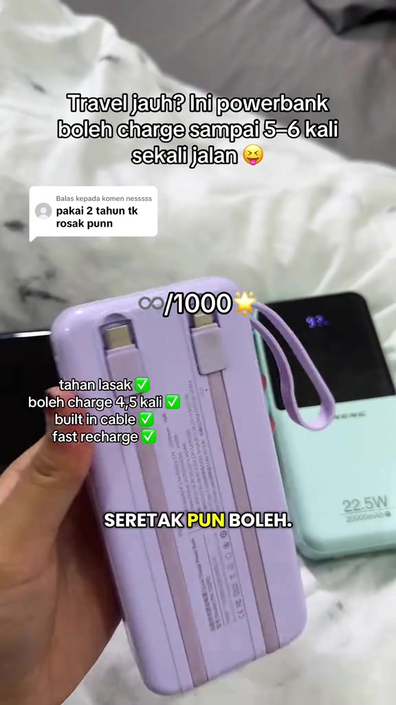 Belakang power bank Pineng warna ungu dengan kabel terbina dalam dan label spesifikasi tercetak